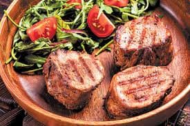 Medallones de loco de cerdo en salsa blanca con tocineta